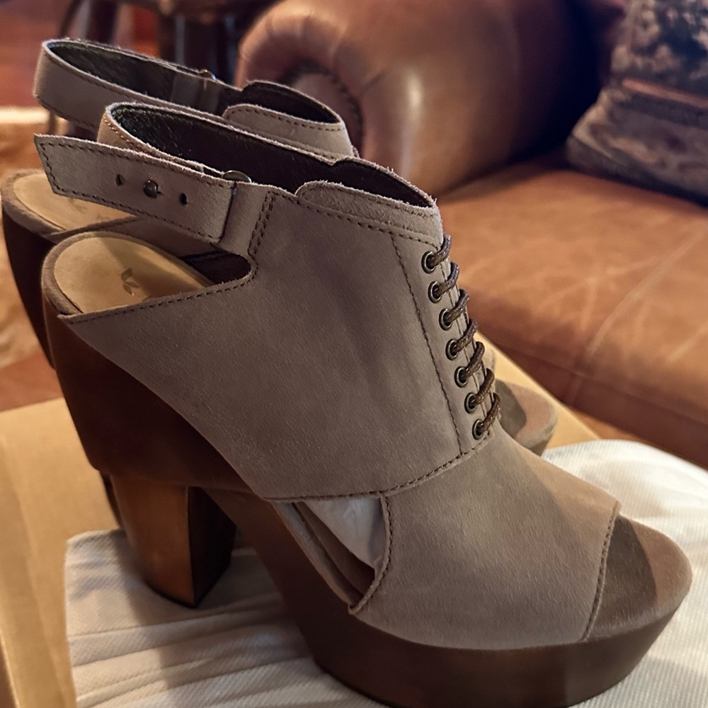 Koolaburra Zinda Tan Suede Platform Heels. Size 9.